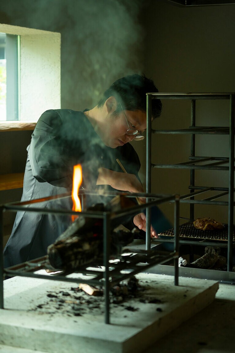 たしかな腕と豊富な経験から導き出される絶妙な焼き加減で、素材の旨みの最高値を引き出す豊島シェフ。