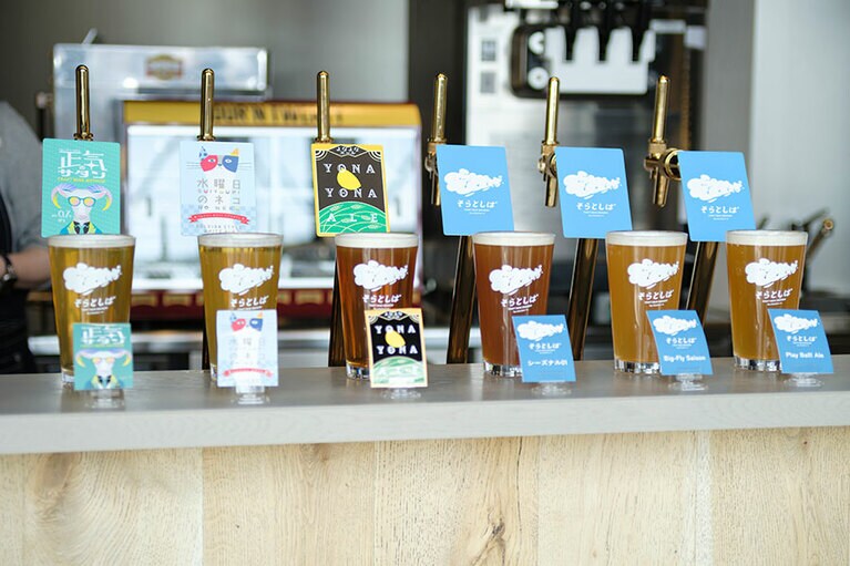 球場内でつくられる3種類のほか、よなよなエールなどの定番もドラフトで味わえる。