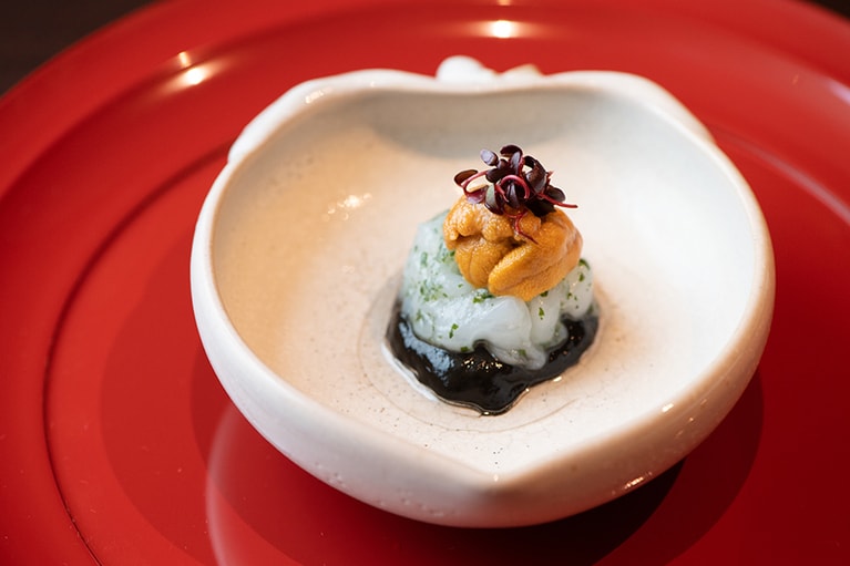 「界」名物のご当地先付けは「烏賊の二色和え 生うに添え」。