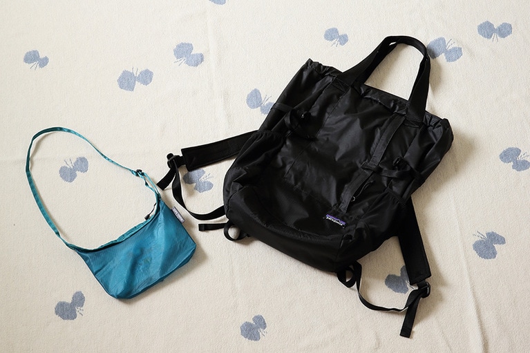パタゴニアのリュック(右)とモンベルのショルダー(左)。