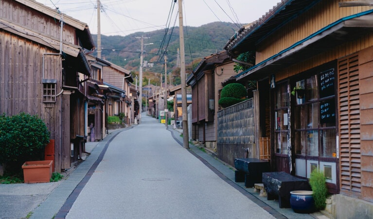 散策におすすめの京町通りは、金銀の採掘で栄えた相川のかつてのメインストリート。
