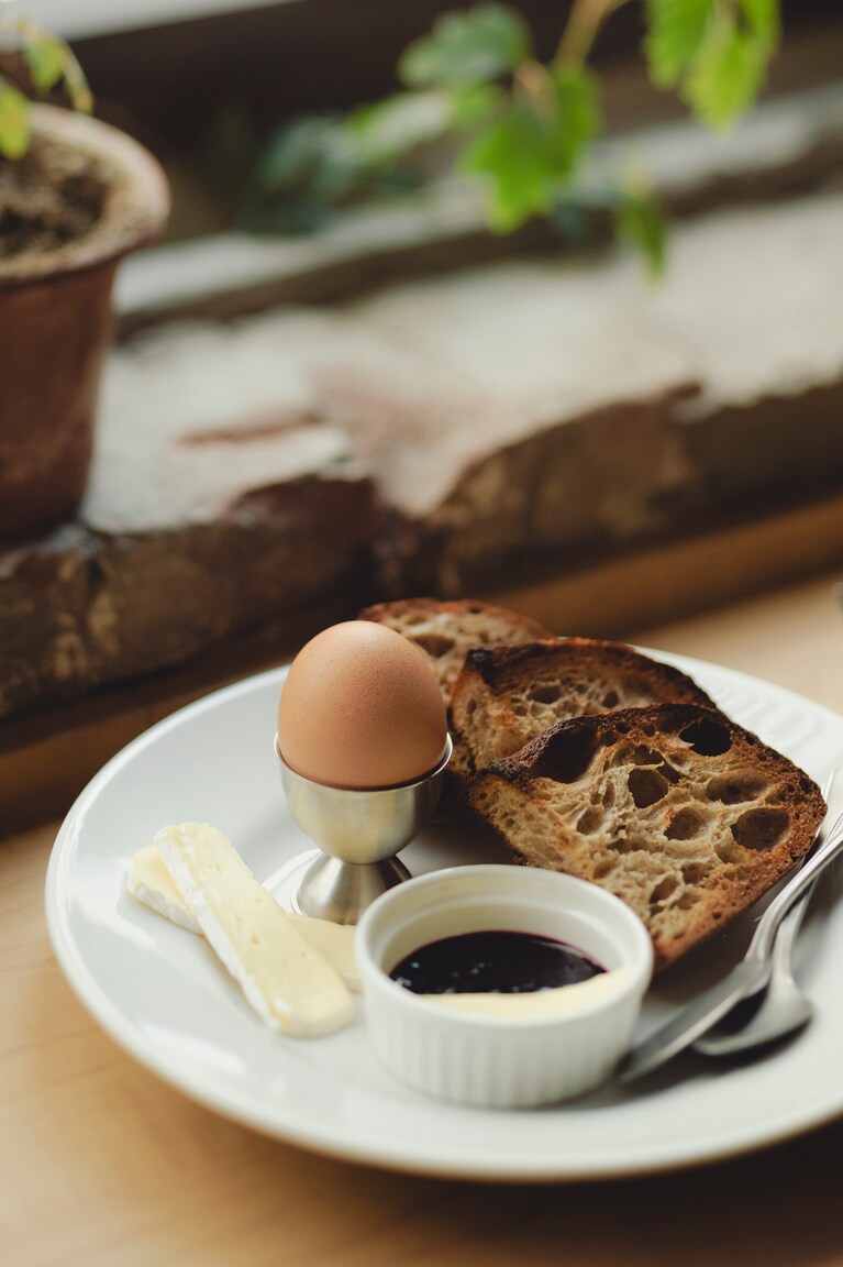 半熟卵にパンを浸していただく、焼き立ての「カンパーニュトーストプレート」1,600円。