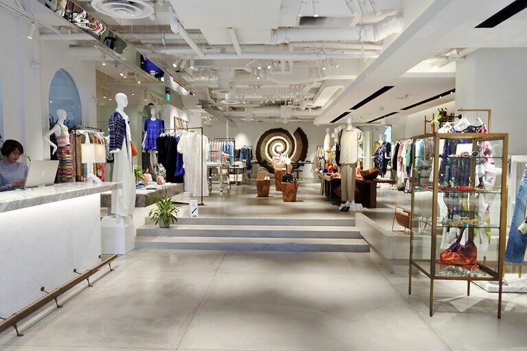 白を基調とした洗練された店内。