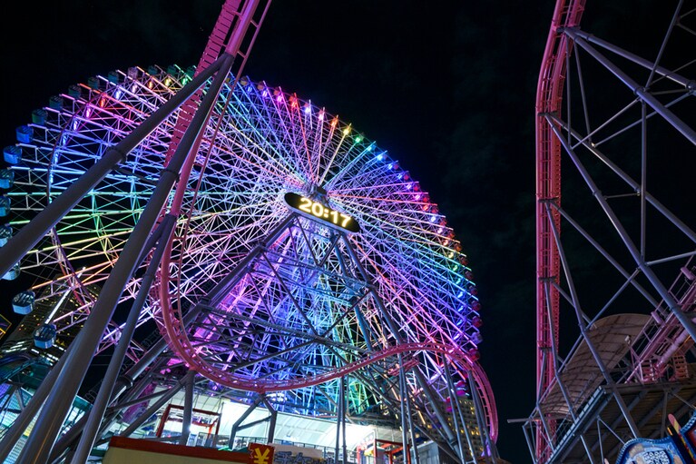 定刻に行われるコスモクロック21のシグナル点灯は、まさに光のアート。