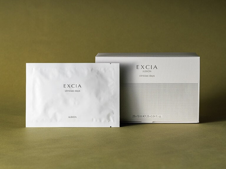 グルタチオン、エクトイン、コエンザイムQ10など、再生医療で注目される成分を贅沢に配合したリッチなマスク。エクシア クリニシャス デイズ 19mL×28枚 22,000円／アルビオン