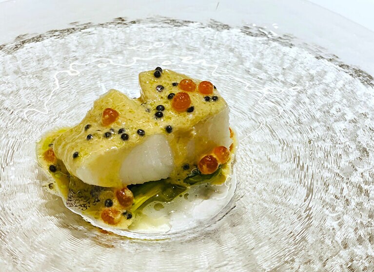 フィリピンで人気の白身魚ラプラプ、カリフラワーのピュレ、ブラウンバターソースで。