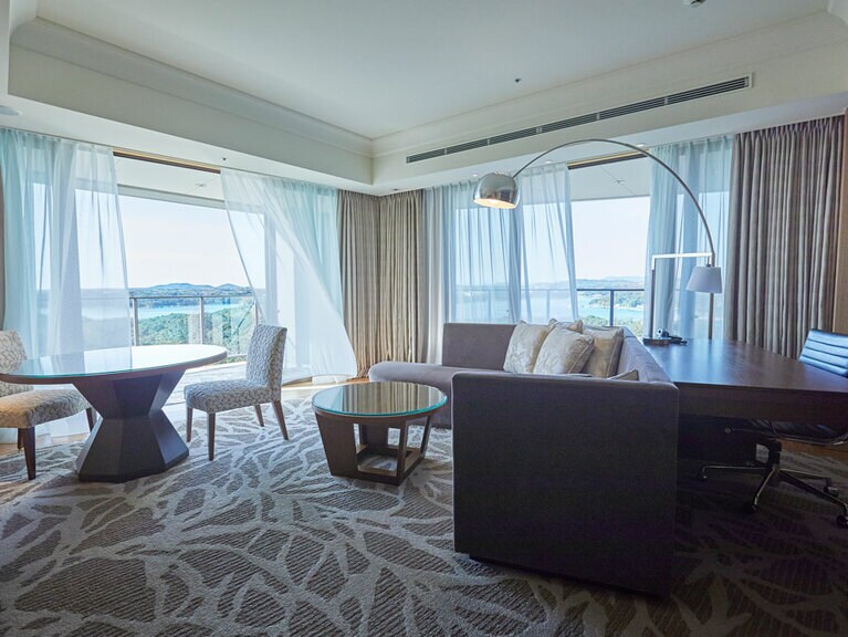 エレガントなインテリアの客室。