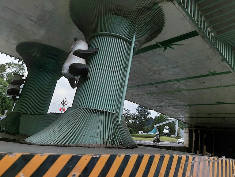 雅安のまちは、さまざまなパンダのオブジェで彩られている。