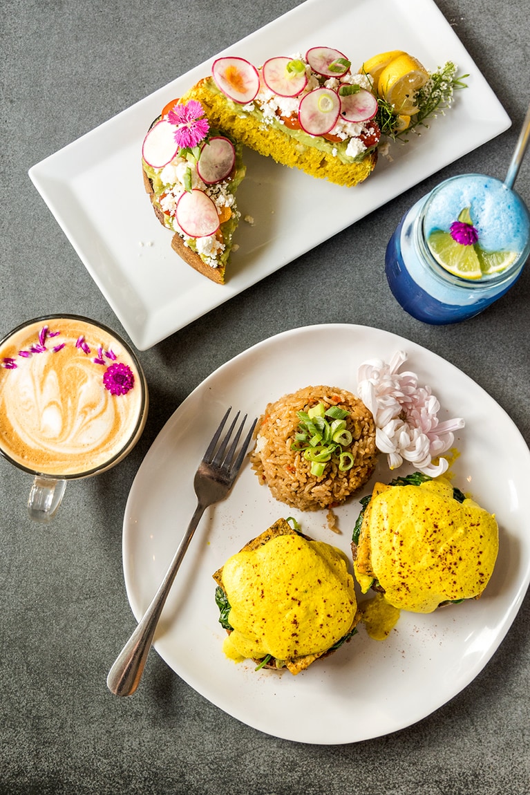 可愛いビジュアルに気分が上がり、優しい味わいに心が和む。上から、“ザ・ローデッド・アボカド・トースト” 11.50ドル。“ヴィーガン・エッグベネディクト” 18ドル。