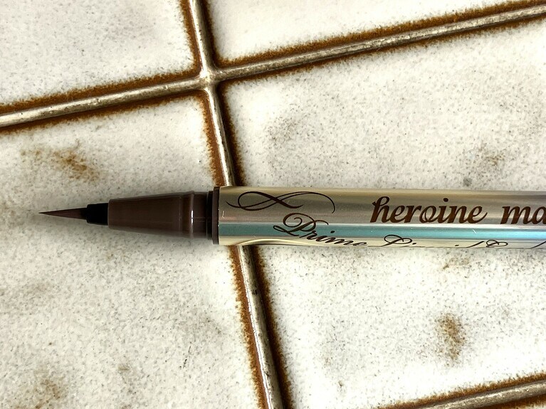 筆の絶妙なコシと、0.1ミリという細さの筆先で、思い通りのラインが描ける。