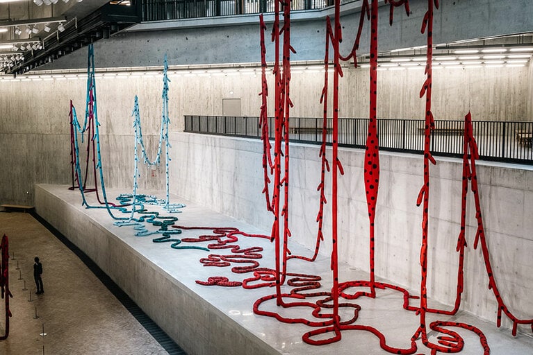 M＋に展示されている草間彌生の大型作品。