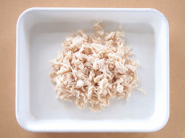 （3）の鶏肉が触れるほどの温度になったら、細かく手でさく。