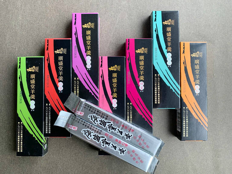 長さ15センチというミニサイズの羊羹。1本25元という安さも魅力。