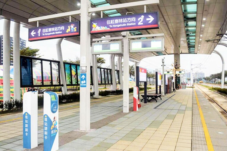 V011崁頂駅プラットホームの様子。