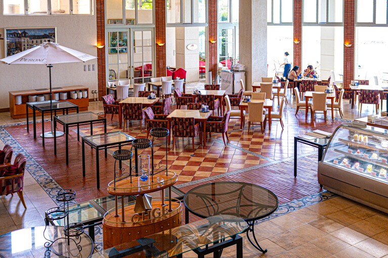 大きな窓から日差しが差し込む広い空間。