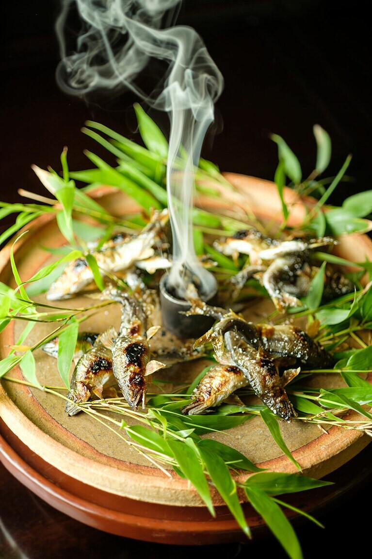 「鮎食べ」の鮎の塩焼き。鮎の笹焼きならぬ「あいのささやき」と呼んで笑わせるのが定番ジョークとか。