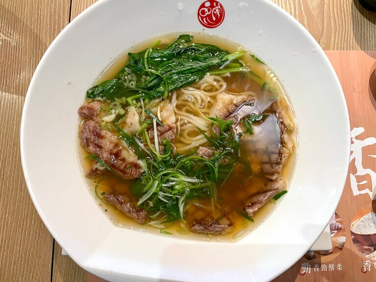 リブステーキがまるごと入った牛肉麺が登場！　肉を煮込むという基本概念から逸脱した新たな一品です。