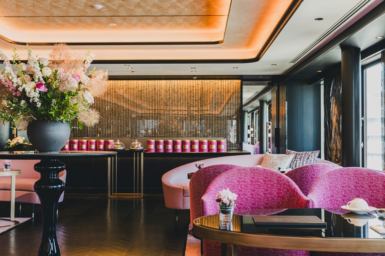 ホテル10階にあり、京都の街並みを望めるエレガントな空間「サロン ド テ フォション」。