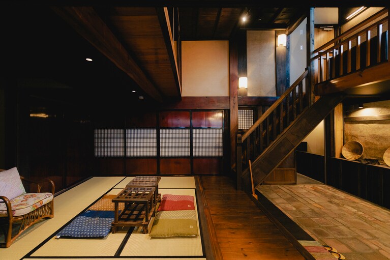 土間、神棚、船箪笥、火鉢の名残……空間のあちこちに、その家が生きていた時間が静かに息づいている。