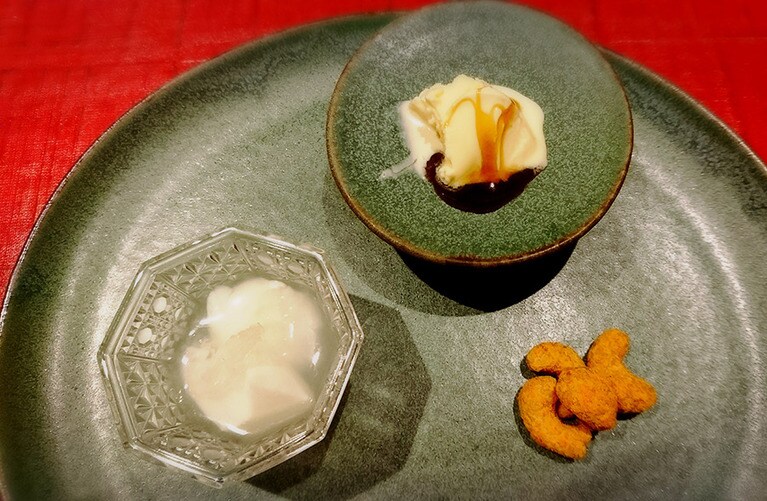 中国茶を煎れていただき、ほっこり。同席のメンバーとほほ笑み合う。