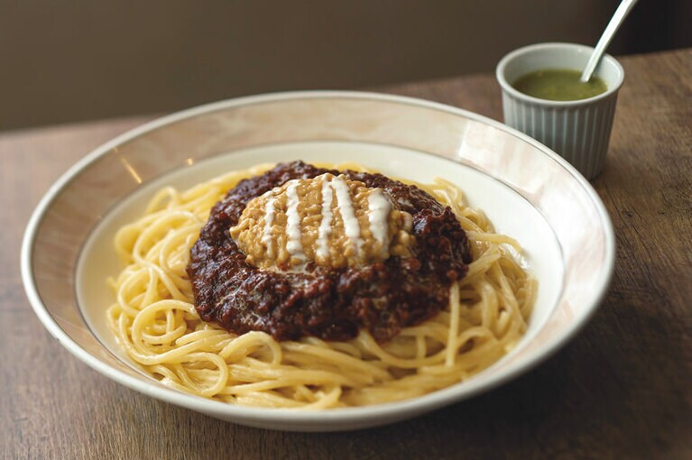 日本一おいしいミートソースと納豆 1,090円。