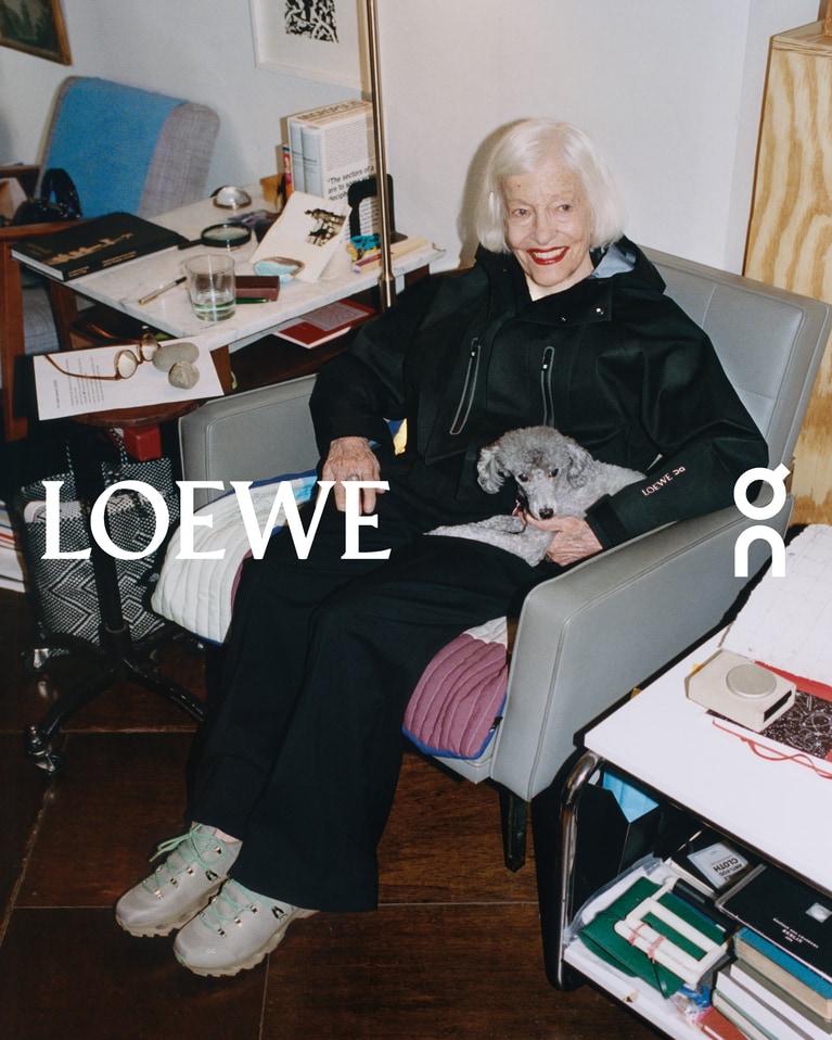 LOEWE×On、最新のキャンペーンに登場した、ジョーン・ジョナス。