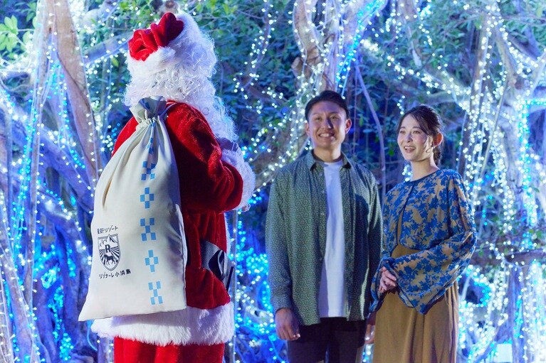 サンタが背負う袋には、「いつの世までも末永く幸せに」という意味を持つ、伝統的な模様「八重山ミンサー」が描かれている。