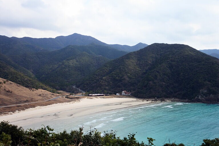 魚籃観音展望所から見ると、この眺め。