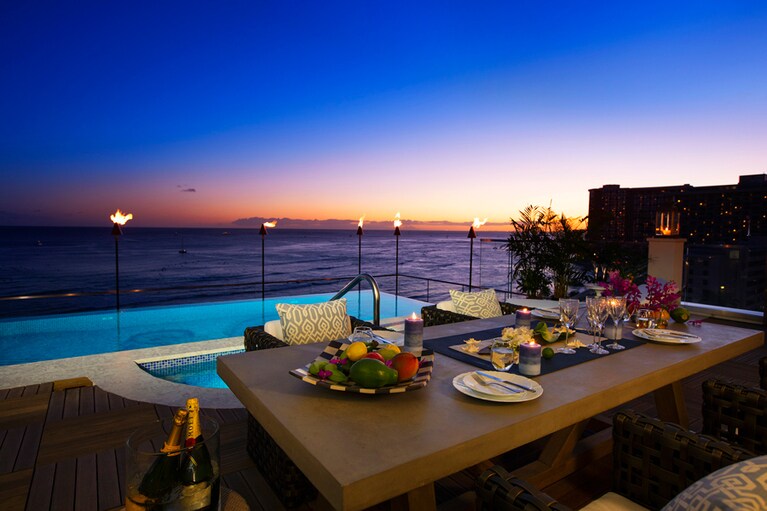 夕暮れの太平洋を眺めながら満喫するプールサイドでのプライベートディナー。これ以上ない特別な時間として心に刻まれます。