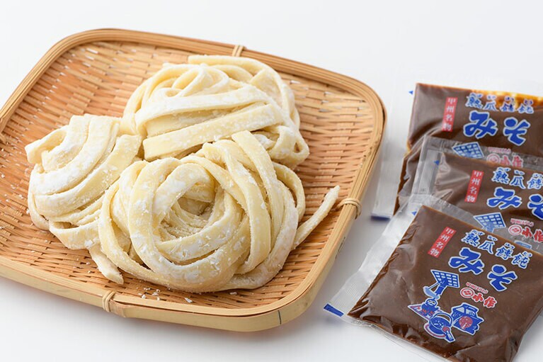 小作ほうとう生麺 3人前 750円(税込)／甲州ほうとう小作　※期限＝冷蔵3日