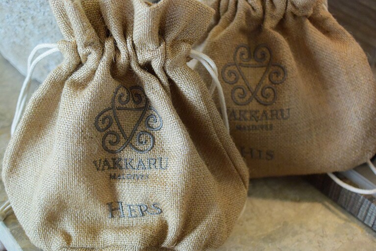 男女別にポーチにおさめられたバスアメニティ。