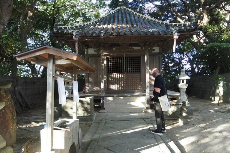 高台に上り、片田さんの案内で町を散策。こちらは薬師堂。