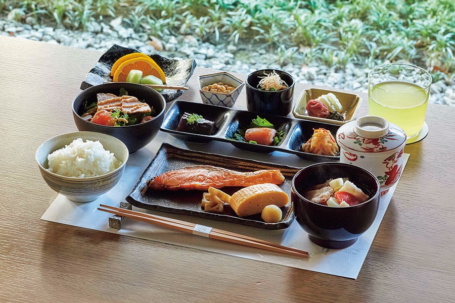 館内の「割烹 月かげ」の朝食。炊きたてのご飯と焼きたての旬の魚で日本ならではの目覚めを。