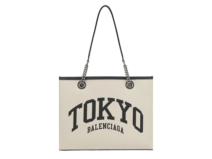 このショップでしか手に入らない限定バッグ。「CITIES TOKYO DUTY FREE M TOTE BAG」 H27×W35×D14cm 289,300円。