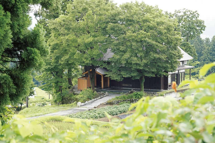 【里山十帖 THE HOUSE「IZUMI」】昨年10月にオープンした一棟貸し、里山十帖 THE HOUSE「IZUMI」は、車で10分程で宿と行き来でき、棚田の絶景を望める。