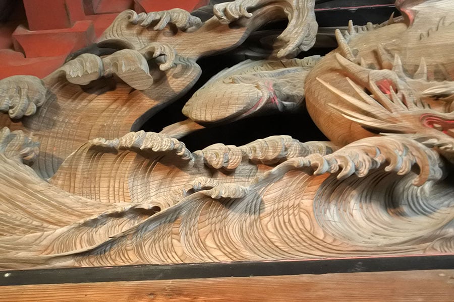 左側の「波と飛龍」。木目の模様を波の渦に合わせた精緻な作品。
