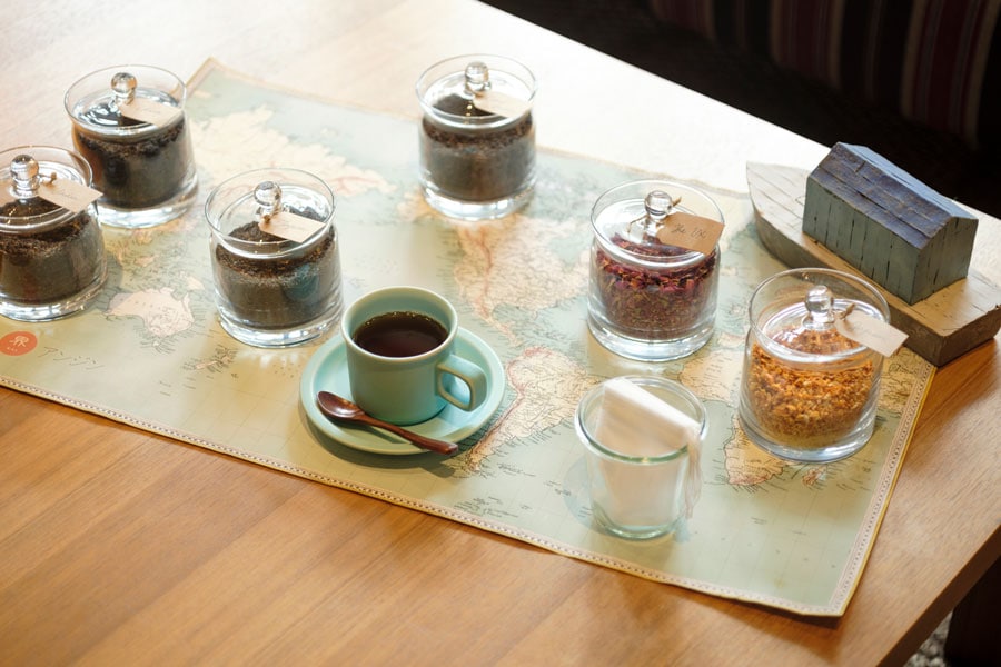 三浦按針の航海ルートにそって、その土地の茶葉やハーブを揃えた「紅茶の船旅」でティータイムを。