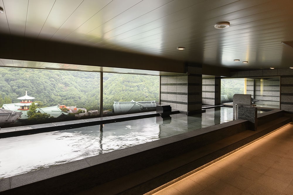 「フォレスト・ウィング」6階の新スパ施設には、広く大きな湯船に名湯“宮ノ下温泉”が引かれている。