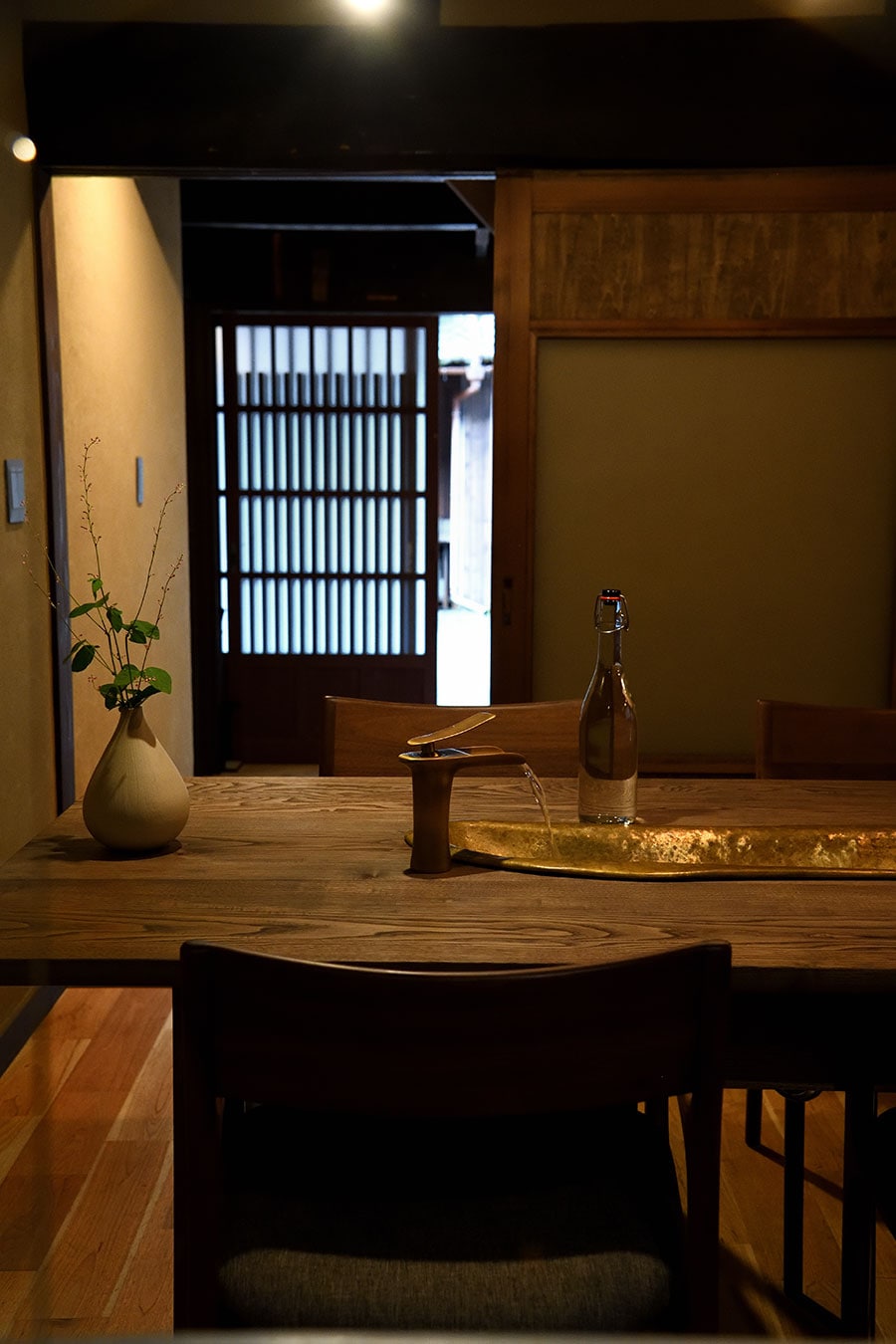 写真左：客室「つぐみ」。水の流れるダイニングテーブルが印象的。
写真右：客室「ひばり」。季節を感じさせる空間演出も素敵。
