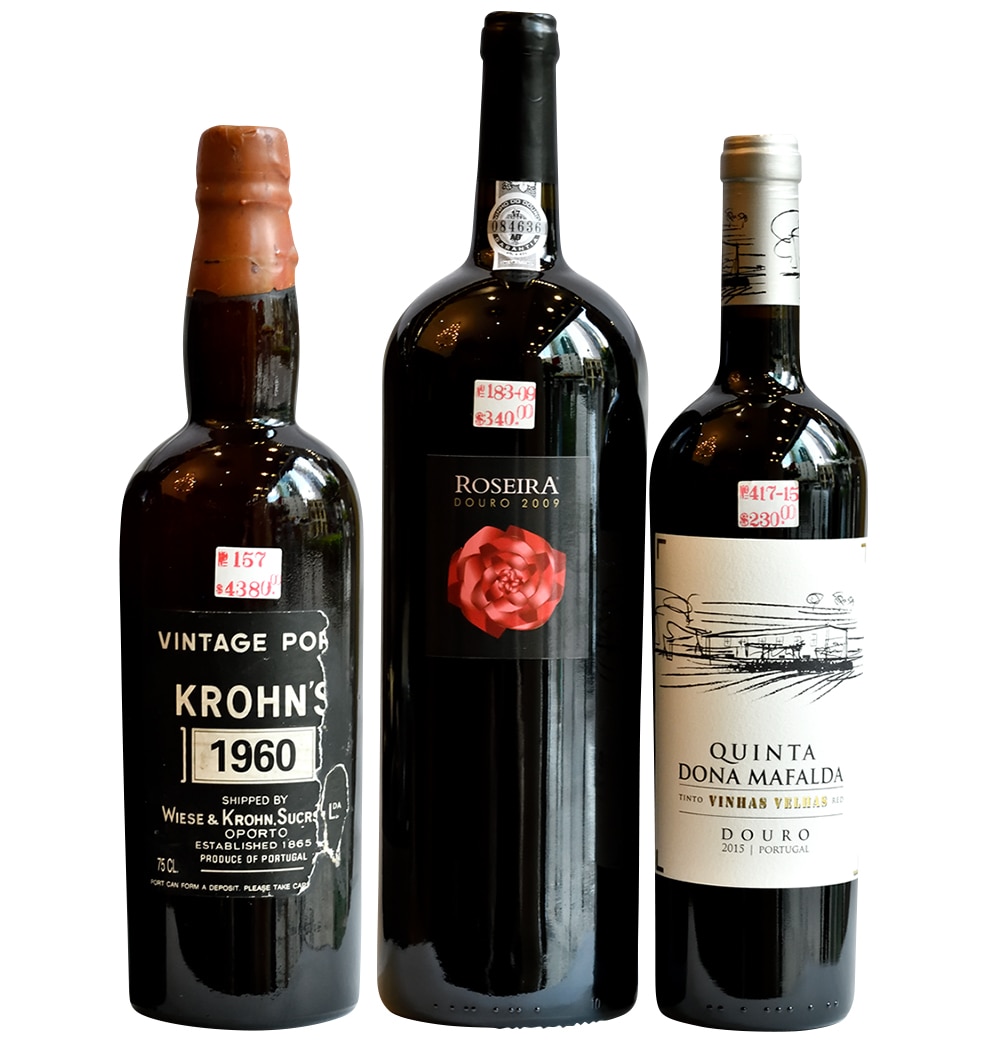左は1960年のヴィンテージポート 4,380パタカ。中央と右はスタッフおすすめ、ポルトガル北部のドウロ地方産の赤ワイン2本。中央のマグナムボトル 340パタカ、右が230パタカ。