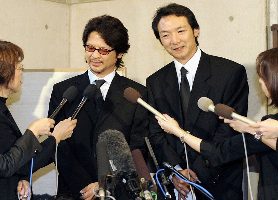 2008年10月、緒形拳さんの葬儀の後にマスコミ取材に答える緒形直人さん(左)と緒形幹太さん(右)。緒形幹太さんは「居酒屋もへじ」の常連さん役がとても好きだった。