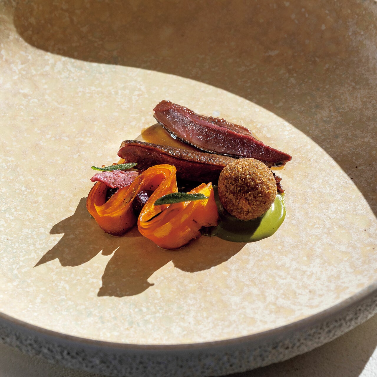 メインの“ヒドリガモの炭火焼きとコロッケ、南瓜のローストに野生のアスパラガスのソースを添えて”7品コース185ユーロ。