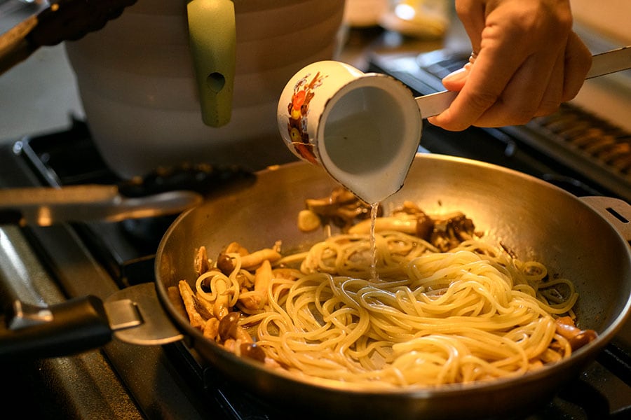 水分が減りすぎてしまったら、スパゲッティのゆで汁を足してください。