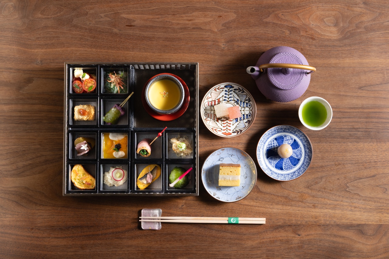 春メニュー（～2026年5月）は、芽吹きの季節を彩る13種のセイボリーと3種の和菓子。セイボリーは、自家製発酵レモンが爽やかに香る「酒粕クリームチーズとトマトのカプレーゼ」など、素材と発酵を丁寧に掛け合わせた創意あふれる品々。和菓子は、京都の老舗菓子司「亀屋良長（かめやよしなが）」との特別コラボレーション3種をラインアップ。