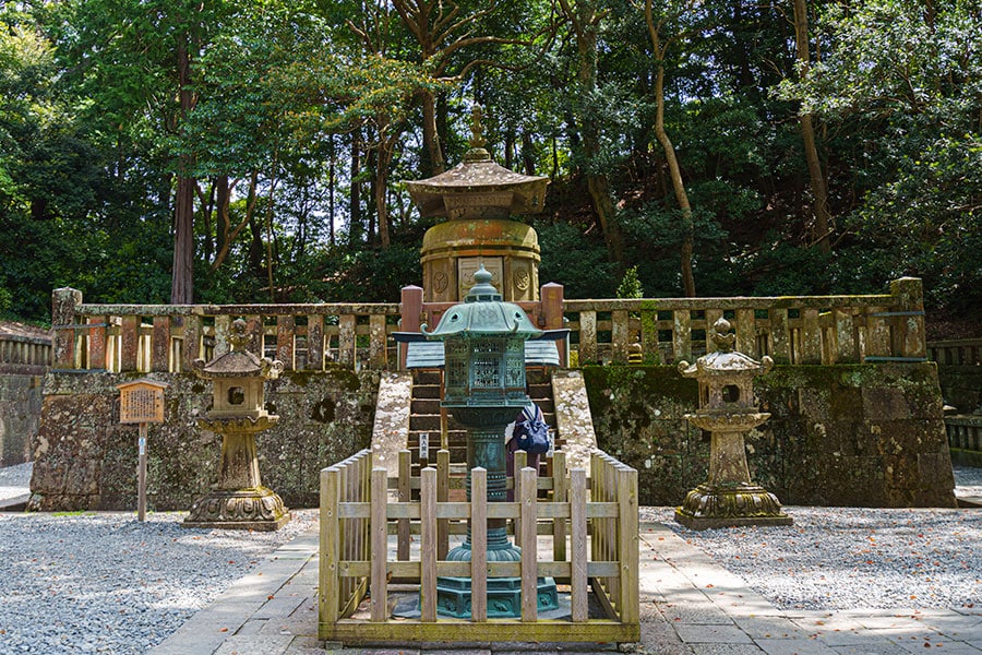 現在の石造宝塔は3代将軍・徳川家光が造替したもの。