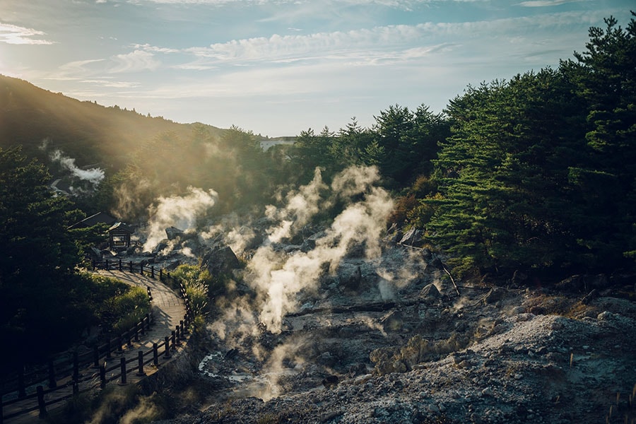 雲仙地獄とは、水蒸気などを含む白い煙を上げている噴気地帯を指す。地球が生み出すパワーが伝わってくる。