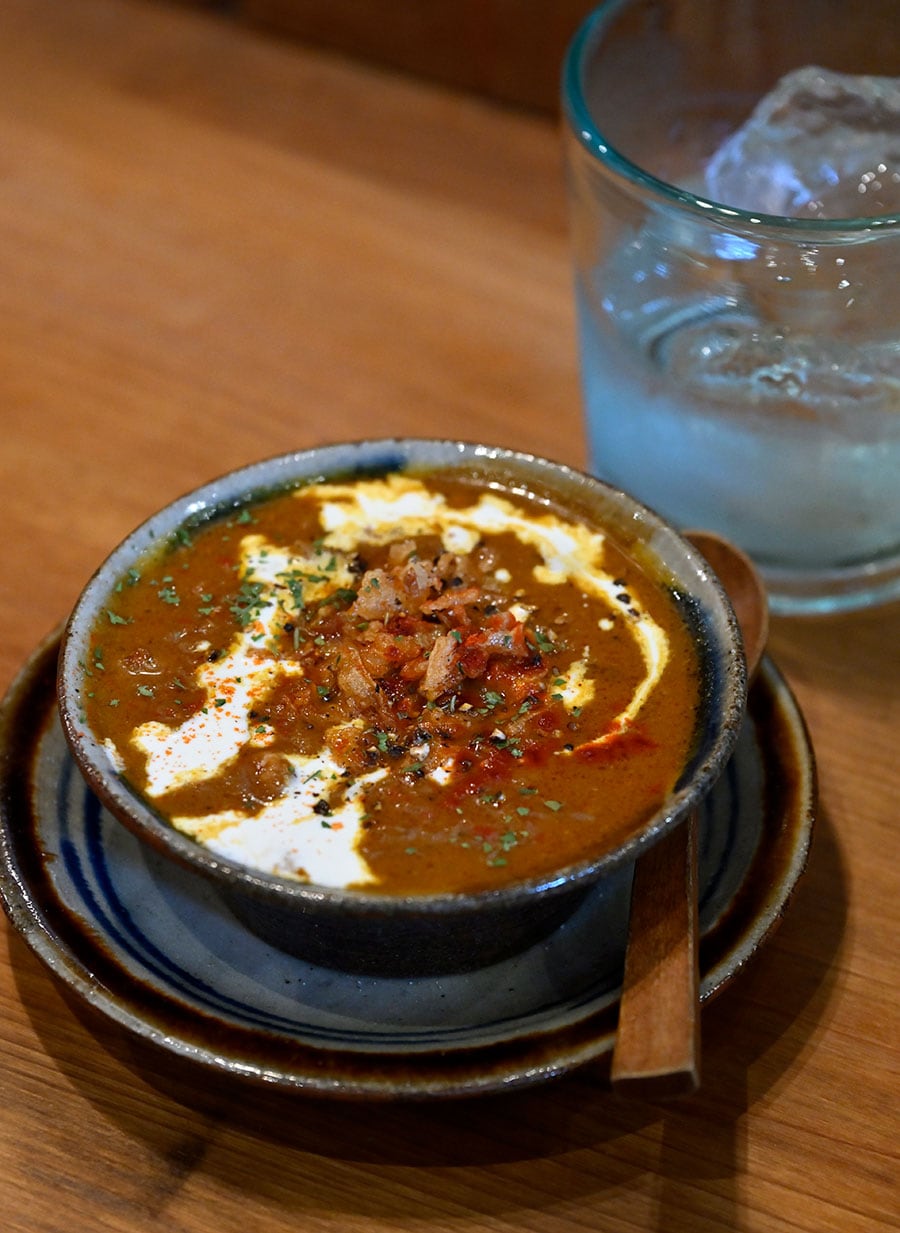 お酒のお供に“アテカレー” 380円。