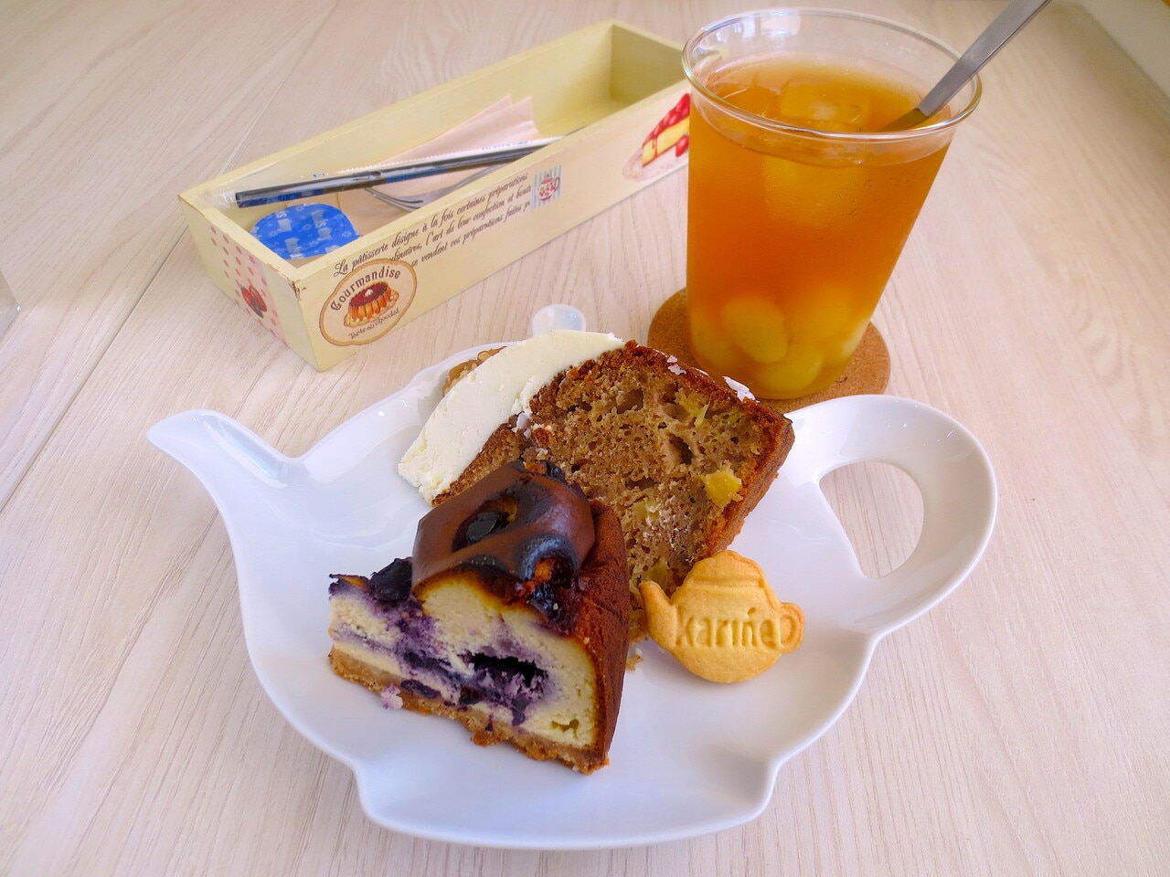 「ブルーベリーチーズケーキ」583円、「ハミングバード」627円と「季節のフルーツティー」780円（取材時はシャインマスカットのコンポート入り）。（テイクアウトは別価格）