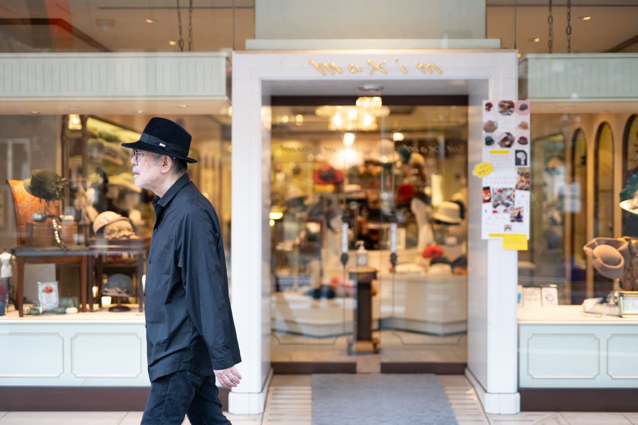 トアロードの帽子専門店「マキシン」。今年で創業85年。婦人帽は溜息が出るほど美しく素敵なものばかり。