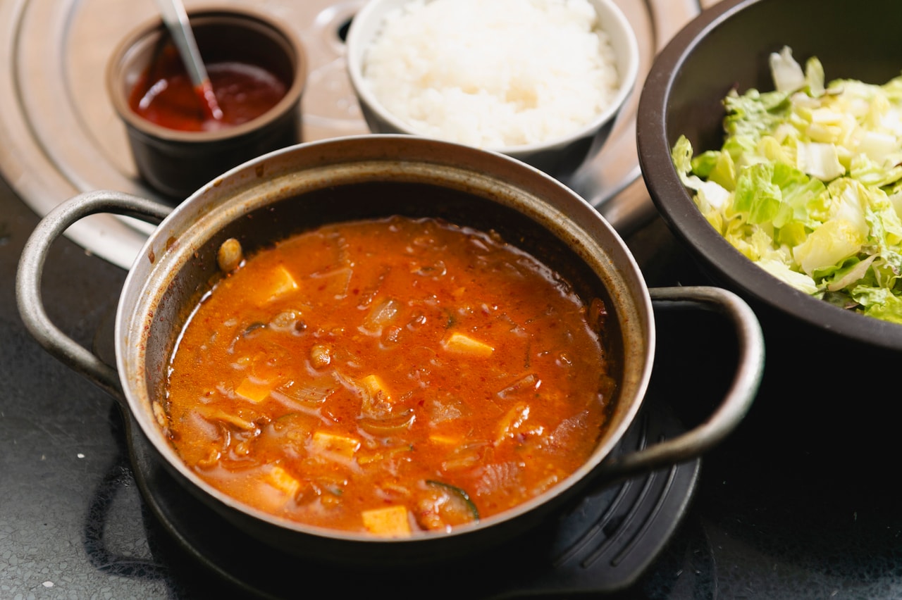 牛あばらの霜降り肉（チャドル）を使った「チャドル味噌チゲ」1,280円。